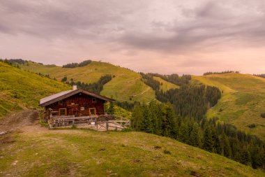 Eski bir çiftlik evi ve dağdaki 