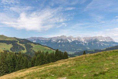 Avusturya 'nın Tyrol, Ellmau kentindeki Wilder Kaiser bölgesinde güzel dağ sıraları (Kaiser Dağları).