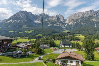 Gidiyor / Avusturya - 05 Ağustos 2019: Tirol 'de bir gondolda oturan Wilder Kayzer dağının manzara görüntüsü.