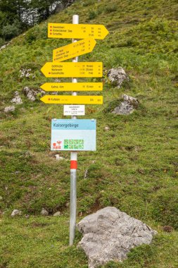 Hintersteiner see / Austria - 07 Ağustos 2019: farklı yürüyüş yolları.