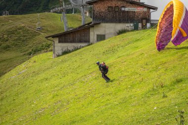 Westendorf / Avusturya - 08 Ağustos 2019: Dağ vadisi paraşüt sahnesi.