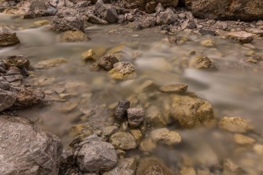 Griessbach vadisi, taşların üzerinden akan vahşi dere, Erpfendorf, Tyrol Alpleri, Avusturya 'da (uzun süre maruz kalınan) vahşi su.