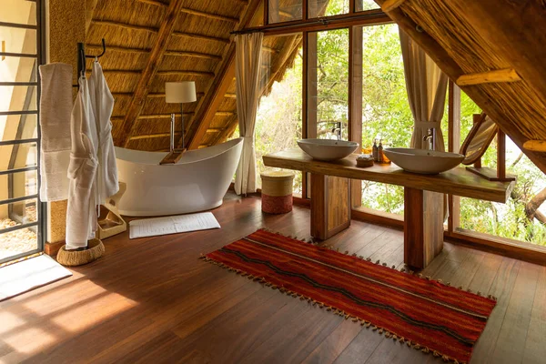 乌干达Murchison Falls一家豪华旅馆的浴室 — 图库照片