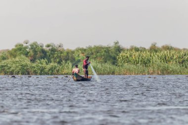 Uganda 'daki Murchison Falls Ulusal Parkı' nda teknelerinde iki balıkçı..