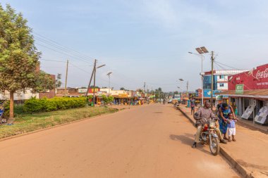 Hoima / Uganda - Şubat 26 2020: Boda boda Doğu Afrika 'da yaygın olarak bulunan bisiklet ve motosiklet taksileridir. Bu Boda Boda müşterileri bekliyor..