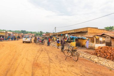 Kabarole / Uganda - 28 Şubat 2020: Afrikalı kalabalık Uganda ana caddesinde yürüyor.