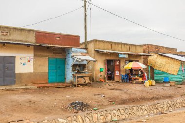 Kabarole / Uganda - 28 Şubat 2020: İnsanların yemek yediği Afrika köyü.