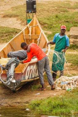Kazinga Kanalı / Uganda - 28 Şubat 2020: Kazinga kanalı kıyılarında görülen balıkçı tekneleri. Orta Afrika 'nın bu bölgesindeki tek ulaşım kaynağı Kazinga kanalıdır..