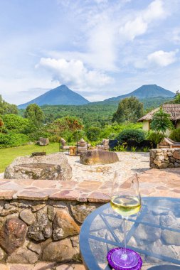 Ruanda 'daki Volkanlar Ulusal Parkı' ndaki iki volkan olan Sabyinyo Dağı ve Gahinga Dağı 'nın manzarası. Görüntü Uganda 'da duruyor..