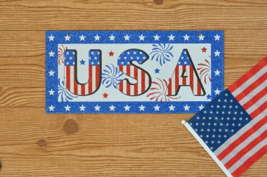 Bağımsızlık Günü 4 Temmuz, Başkanlık Günü, Anma Günü, İşçi Bayramı, Gaziler Günü, Büyük Amerika. ABD bayrağı ile ahşap bir zemin üzerinde ABD bayrağı renkleri ile işaret.