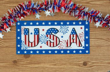 4 Temmuz Bağımsızlık Günü 'nü, Başkanlık Günü' nü, Anma Günü 'nü, İşçi Bayramı' nı, Gaziler Günü 'nü, Büyük Amerika' yı kutluyoruz. ABD, ahşap arka planda Amerika Birleşik Devletleri bayrağının renklerini imzaladı..