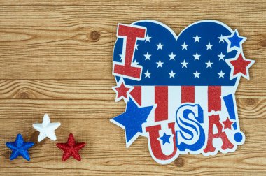 4 Temmuz Bağımsızlık Günü 'nü kutlamak, Başkan' ın Anma Günü, İşçi ve Gaziler Günü, Büyük Amerika. ABD bayrağının renginde ABD tabelasına bayılıyorum..