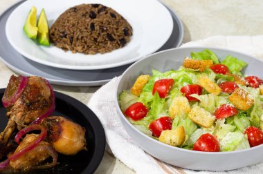 Salatalı tavuk avokado ve siyah fasulyeli pilav. Bu tipik bir Karayip yemeği..