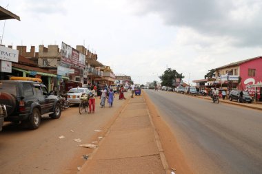 Afrika 'da otoyol. Uganda 'da tipik bir sokak hayatı. 4 Haziran 2016 'da Ugandas şehrinin manzara fotoğrafı