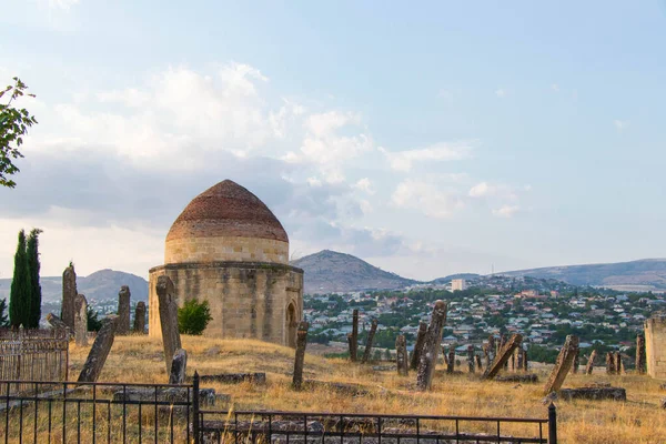 Oude historische mausoleums complex van de 16e eeuw. Shamakhi stad, Azerbeidzjan. Yeddi Gumbaz Mausoleum. — Stockfoto