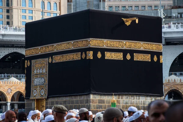 Santa Kaaba de cerca. Peregrinos musulmanes alrededor de Kaaba . — Foto de Stock