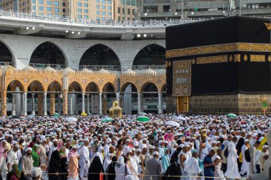 Mekke, Suudi Arabistan - Ağustos 2018: Hac mevsiminde Mekke 'nin Kutsal Camii' ndeki Kâbe 'deki Müslüman hacılar. Kurban Bayramı.