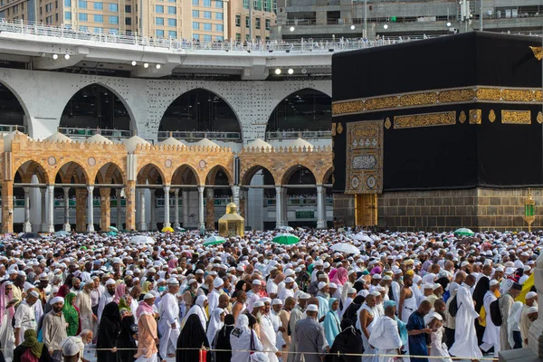 Mekke, Suudi Arabistan - Ağustos 2018: Hac mevsiminde Mekke 'nin Kutsal Camii' ndeki Kâbe 'deki Müslüman hacılar. Kurban Bayramı.