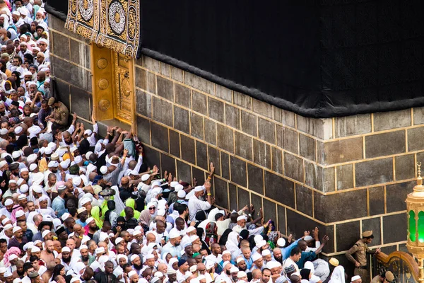 Dav lidí se snaží dotknout dveří Svaté Kaaby v Masjid Al Haram. Část Tawafa. Čtou Duu, když se dotýkají dveří.. — Stock fotografie