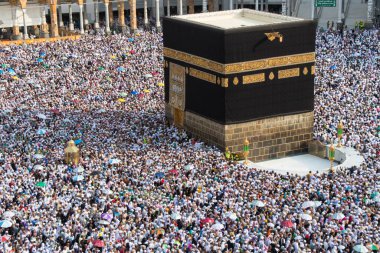 Kutsal Kabe. Kabe 'de dolaşan bir sürü insan. Umrah 'ta veya Hac' ta (ihramda) kafidir.