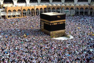 Kutsal Kabe. Hacc-ı Harem 'de, Kabe' de, Müslümanlar kol geziyor..