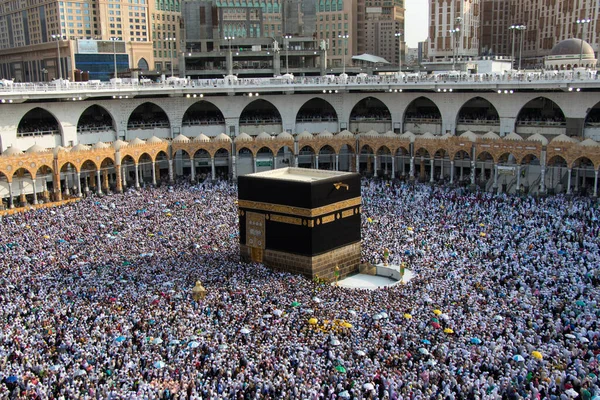 La Santa Kaaba. Multitud de personas caminando alrededor de Kaaba. Parte de Tawaf durante Umrah o Hajj — Foto de Stock