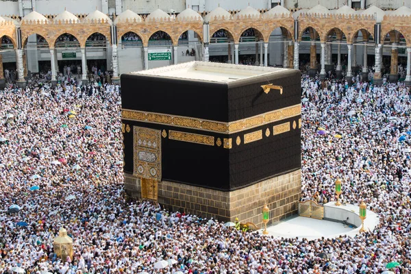 The Holy Kaaba. Crowd of people walking around Kaaba. Tawaf part during Umrah or Hajj — Stock Photo, Image