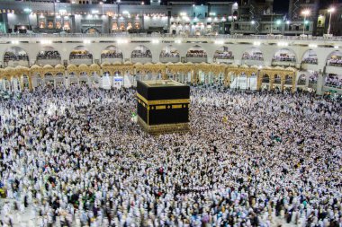 Kutsal Kabe. Hacc-ı Harem 'de, Kabe' de, Müslümanlar kol geziyor..