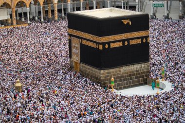 Kutsal Kabe. Hacc-ı Harem 'de, Kabe' de, Müslümanlar kol geziyor..
