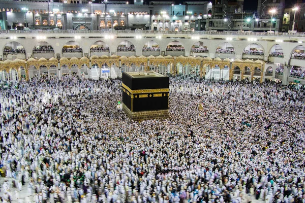 Santa Kaaba. Multidão de muçulmanos andando em torno de Kaaba para Tawaf durante o Hajj . — Fotografia de Stock