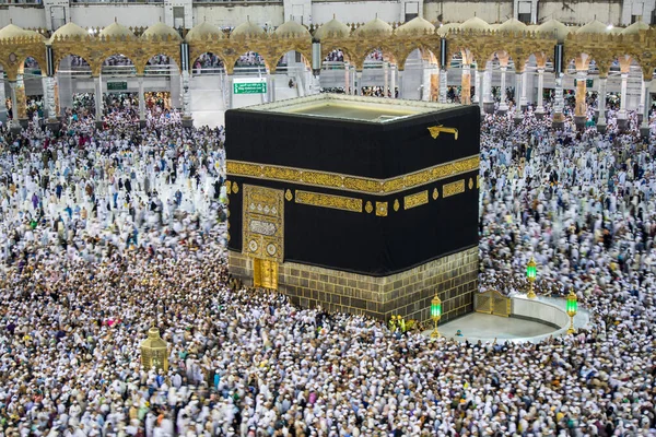 Heliga Kaaba. Massor av muslimer går runt Kaaba för Tawaf under Hajj. — Stockfoto