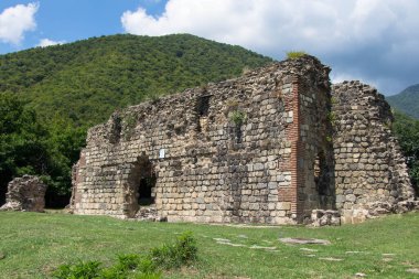 Azerbaycan 'daki eski harabe Qum Bazilikası. Kafkasya 'daki antik Hıristiyanlık