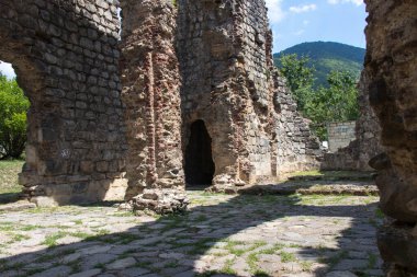 Azerbaycan 'daki antik Alban kilisesinin kalıntıları. Kafkasya 'daki eski tarihi binalar. Gakh 'taki Qum Bazilikası.