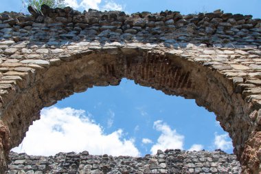 Qum Bazilika kemeri. 5. yüzyıldan kalma Azerbaycan 'daki antik Hristiyan tapınağı. Kafkasya 'daki eski tarihi dini binalar