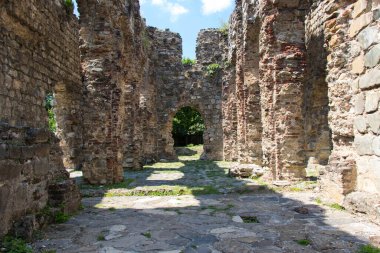 Azerbaycan 'ın Gakh bölgesindeki Qum Bazilikası kalıntıları. Kafkasya 'daki erken dönem Hristiyan binaları.