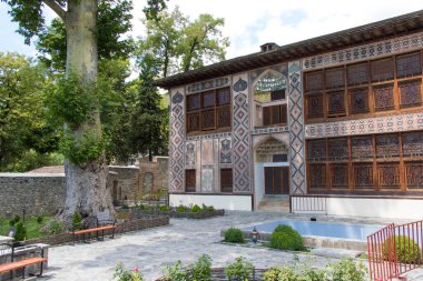 Sheki Hans Sarayı 18. yüzyılda Sheki şehrinde inşa edilmiştir. Azerbaycan 'daki tarihi binalar