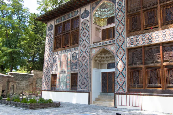 El Palacio de Sheki Khans construido en el siglo XVIII en la ciudad de Sheki. Edificios históricos en Azerbaiyán —  Fotos de Stock