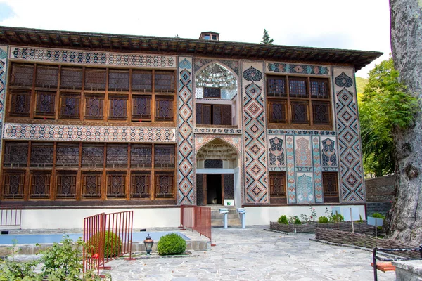 Palác Sheki Khans postavený v 18. století ve městě Sheki. Historické budovy v Ázerbájdžánu — Stock fotografie