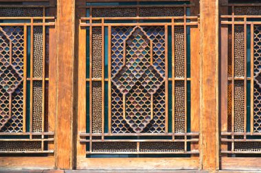 Sheki Khan Sarayi 'deki inanılmaz detaylı ahşap pencere ızgarası. Azerbaycan, Sheki - Shaki Hanları Sarayı