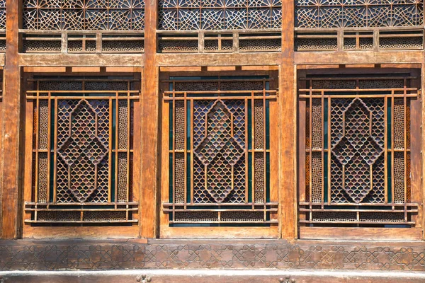 Incrível grelha de corte de madeira detalhada na Sheki Khan Sarayi. Azerbaijão, Sheki - Palácio de Shaki Khans — Fotografia de Stock