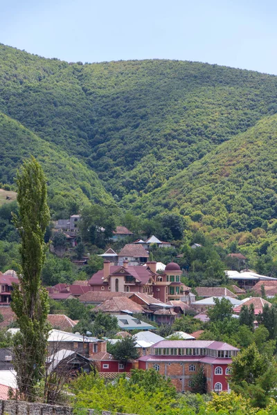 Sheki Shaki şehri ve Azerbaycan 'daki Büyük Kafkasya dağlarına bakın. Azerbaycan 'ın Doğası — Stok fotoğraf