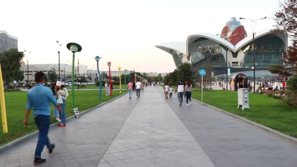 Baku - Azerbaijão: 6 de setembro de 2020. A passear em Baku Boulevard. Fim de semana — Vídeo de Stock