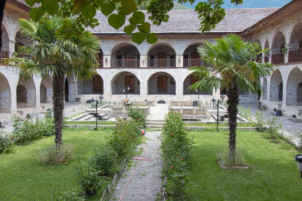 Caravanserai 'nin avlusu. Sheki 18.-19. yüzyıldaki tarihi anıt.
