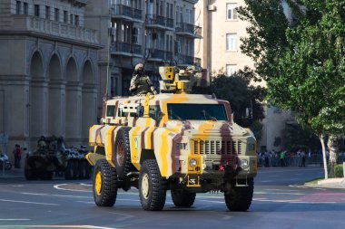 Azerbaycan askeri geçit töreninde savaş makinesi. Bakü 15 Eylül 2018