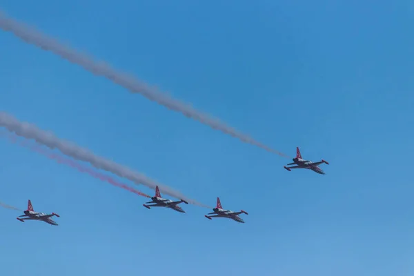 Fuerza aérea turca. Estrellas de la demostración de aviones de reacción turcos vuelan en los cielos de Bakú —  Fotos de Stock