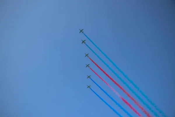 F 16 aviones militares. Estrellas turcas en el cielo azul. Desempeño del equipo acrobático turco en la exposición aérea. —  Fotos de Stock