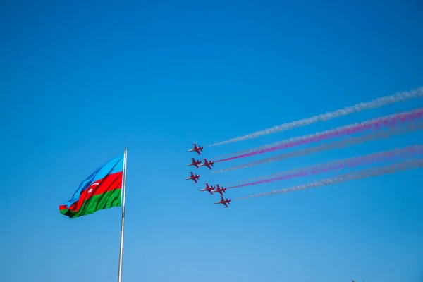 Falcons turcos y bandera de Azerbaiyán. Desempeño del equipo acrobático turco en la exposición aérea. —  Fotos de Stock