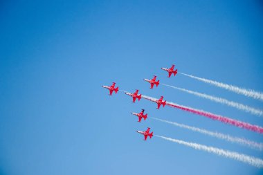 Askeri geçmişi var. Türk Yıldızları F-16 mavi gökyüzünde. Hava gösterisinde Türk akrobatik takımının performansı.