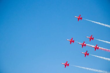 Askeri geçmişi var. Türk Yıldızları F-16 mavi gökyüzünde. Hava gösterisinde Türk akrobatik takımının performansı.