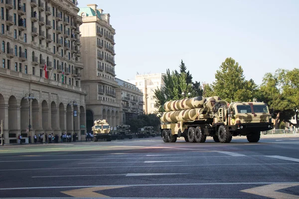 Sistema de misiles antiaéreos S-300 en una calle de la ciudad preparada para el desfile del Día de la Victoria. Bakú - Azerbaiyán 15 septiembre 2018 — Foto de Stock